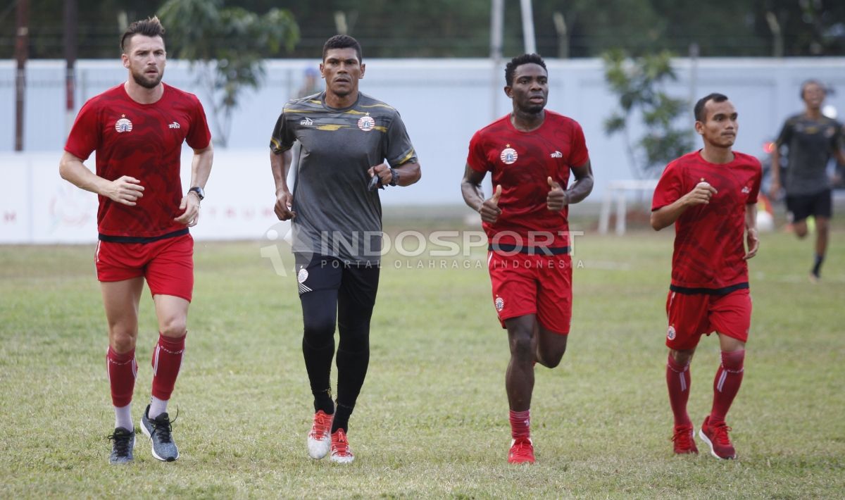 Bambang Pamungkas menggiring bola saat latihan. Copyright: © Herry Ibrahim/INDOSPORT