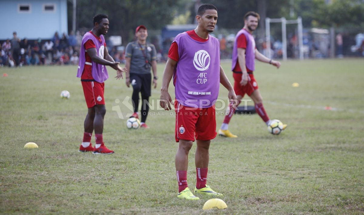 Tiga striker Persija, Osas Saha (kiri), Renan Silva, dan Marko Simic (kanan). Copyright: © Herry Ibrahim/INDOSPORT