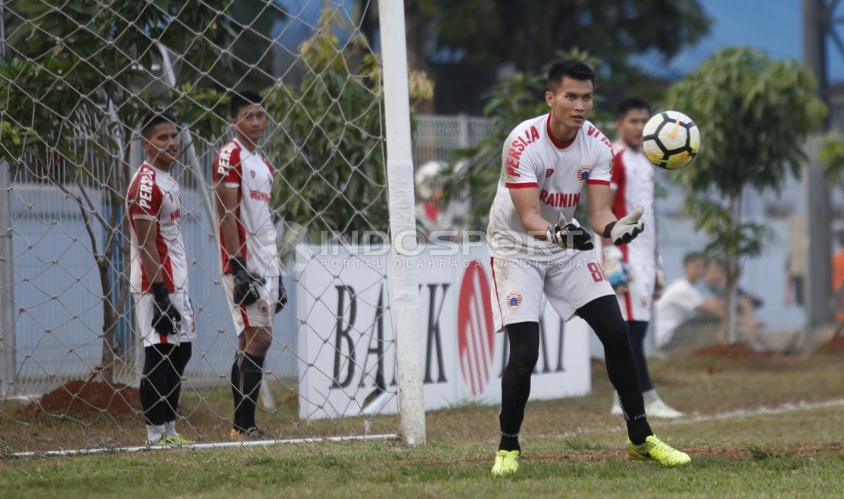 Shahar Ginanjar saat mengamankan bola yang mengarah ke gawangnya. Copyright: © Herry Ibrahim/INDOSPORT