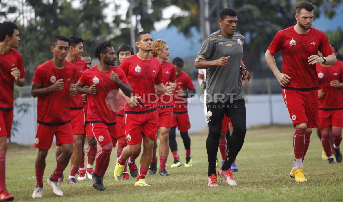 Para pemain Persija Jakarta melakukan pemanasan sebelum berlatih. Copyright: © Herry Ibrahim/INDOSPORT