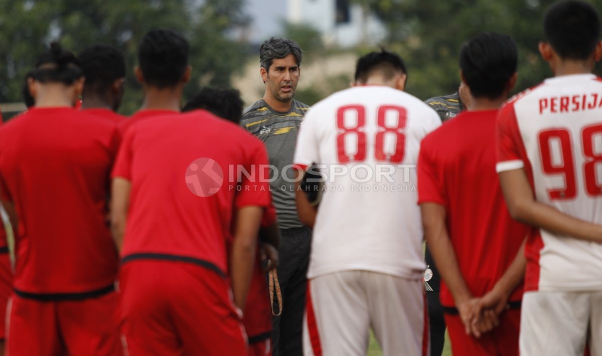 Pelatih Teco saat memberikan arahan kepada pemainnya sebelum berlatih. Copyright: © Herry Ibrahim/INDOSPORT