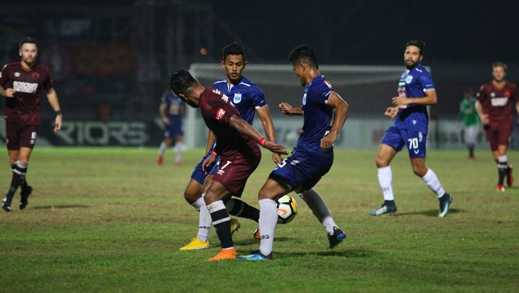 Pemain PSM Makassar mendapat kepungan dari pemain PSIS Semarang. Copyright: © Media PSM Makassar