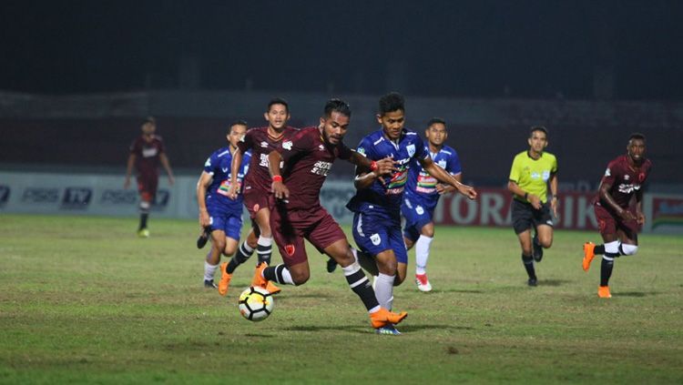 Pemain PSM Makassar Zulham Zamrun tengah membawa bola ke arah gawang PSIS Semarang di Liga 1 2018. Copyright: © Media PSM Makassar