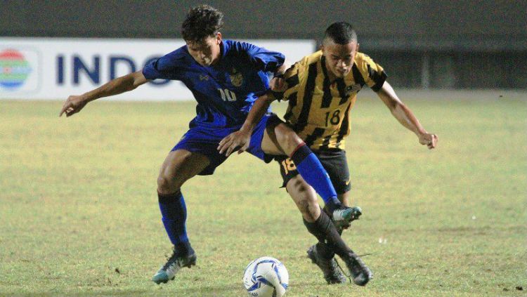 Salah satu gelandang andalan Malaysia U-16, Muhammad Fahmi Daniel Mohd Zaaim (kanan) sedang membawa bola. Copyright: © aseanfootball.org