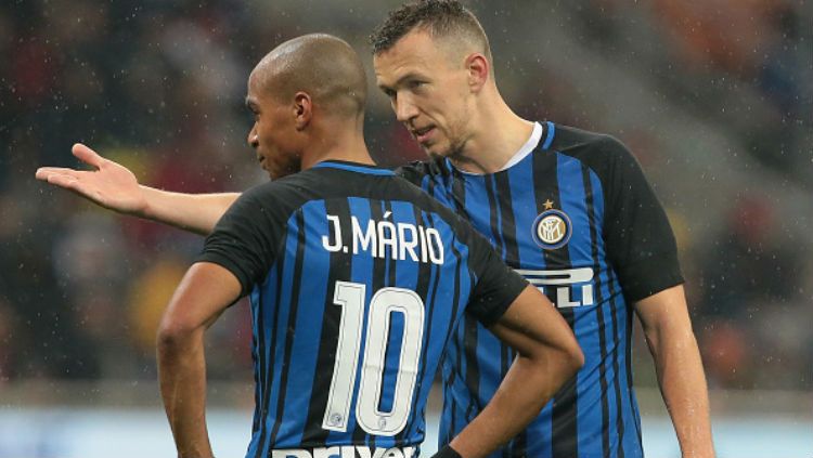 Joao Mario dan Ivan Perisic tengah berdiskusi. Copyright: © Getty Images