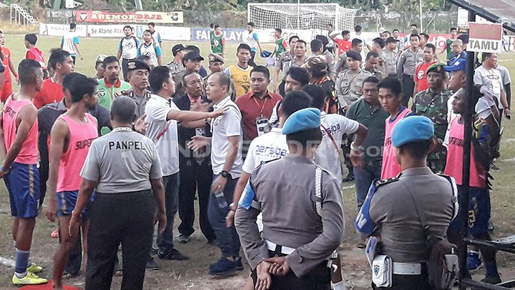 keributan kecil mewarnai bench Persiba setelah laga kontra Madura FC dan Persiba Balikpapan. Copyright: © Ian Setiawan/INDOSPORT