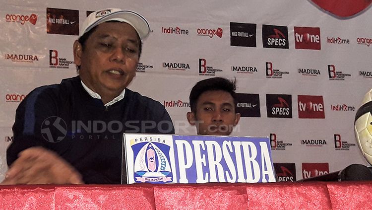 Pelatih Persiba Balikpapan, Hariyadi dalam jumpa pers. Copyright: © Ian Setiawan/INDOSPORT