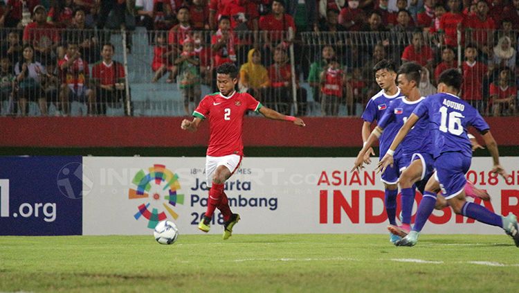 Tiga pemain Filipina berupaya menutup pergerakan Bagas Kaffa pemain Indonesia. Copyright: © Fitra Herdian/INDOSPORT