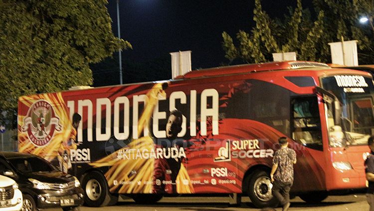 Penampakan bus timnas Indonesia U-16 di stadion Gelora Delta. Copyright: © Fitra Herdian/INDOSPORT
