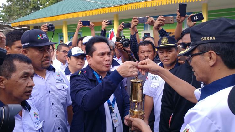 Sarman Simanjorang dari Inasgoc menyerahkan Tinder Box Api Obor Asian Games 2018 kepada Sekda Sergei Hadi Winarno di kantor Bupati Sergei. Copyright: © INASGOC