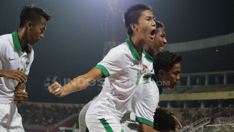Aksi selerbasi pemain Timnas Indonesia U-16 setelah Bagas Kahfi cetak gol. Copyright: © Fitra Herdian/INDOSPORT