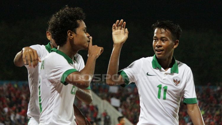 Bagus Kahfi merayakan gol bersama rekan satu timnya. Copyright: © Fitra Herdian/INDOSPORT