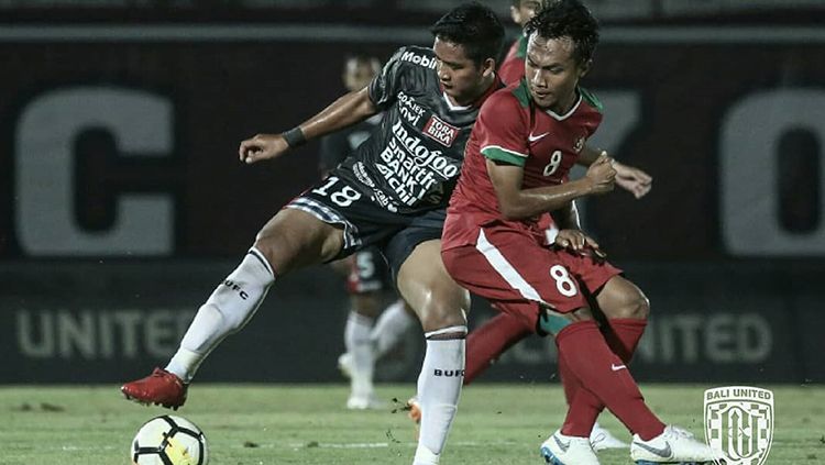 Duel antara pemain Bali United vs Timnas Indonesia U23. Copyright: © Bali United