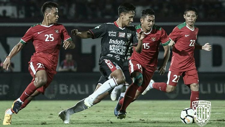 Pemain Bali United mendapat kawalan ketat dari penggawa Timnas. Copyright: © Bali United