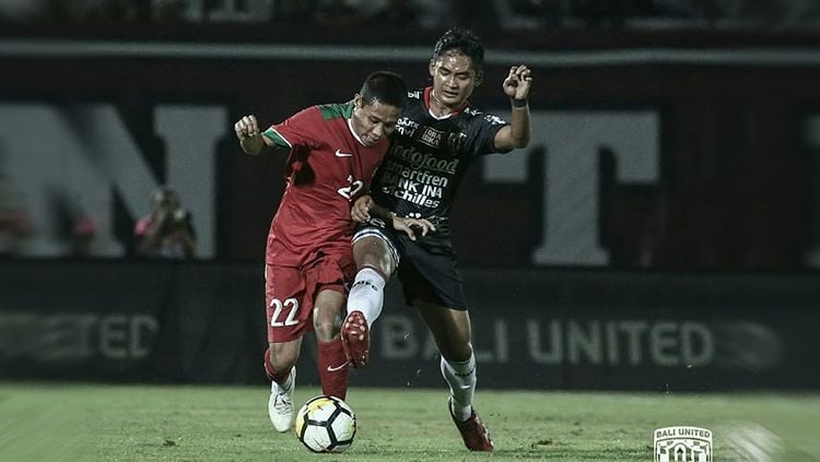 Evan Dimas duel dengan pemain Bali United. Copyright: © Bali United
