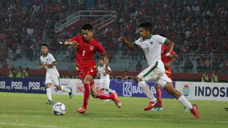 Amanar Abdillah (kanan) mengerjar bola dari pemain Myanmar. Copyright: &copy; Fitra Herdian/INDOSPORT