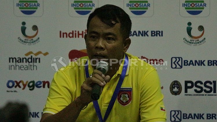Pelatih Myanmar saat press conference. Copyright: © Fitra Herdian/INDOSPORT