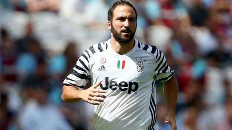 Gonzalo Higuain masih bingung meninggalkan Juventus atau tidak di bursa transfer musim panas 2019. Copyright: © Getty Images