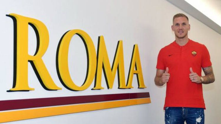 Robin Olsen saat perkenalan bersama AS Roma. Copyright: © AS Roma