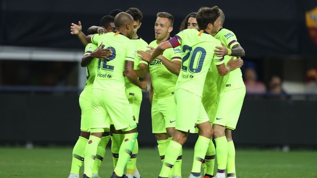 Rafinha (Barcelona) saat merayakan gol pertamanya dengan rekan setimnya, Barcelona vs AS Roma pada pertandingan ICC 2018. Copyright: © Getty Images