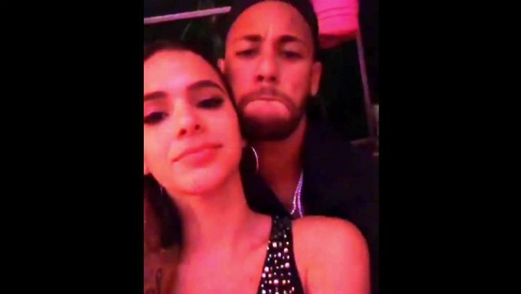Neymar merayakan ulang tahun ke-23 kekasihnya, Bruna Marquezine. Copyright: &copy; The Sun