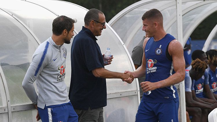 Ross Barkley (kanan) saat bertemu pertama kalinya dengan pelatih baru Chelsea, Maurizio Sarri. Copyright: © Getty Images