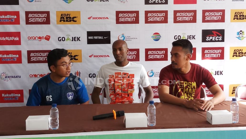 Alessandro Ferreira Leonardo (tengah) saat diperkenalkan oleh manajemen PSM Makassar. Copyright: © Wira Wahyu Utama/Football265.com