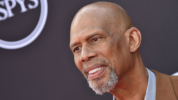 NBA kini resmi memiliki penghargaan tahunan baru yang dinamai berdasarkan legenda kompetisi basket itu yakni Kareem Abdul-Jabbar Social Justice Champion Award. Copyright: © Getty Images