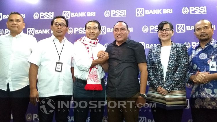 Edy Rahmayadi, ketua umum PSSI bersama dengan perkalian BRI. Copyright: © INDOSPORT/Zainal Hasan