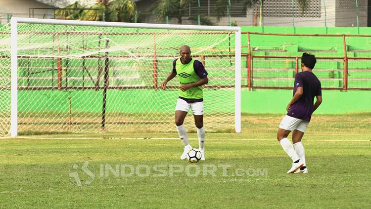 Alessandro Ferrerira Leonardo mengikuti latihan perdana di stadion Andi Mattatalatta Mattoangin. Copyright: © INDOSPORT/Wira Wahyu Utama