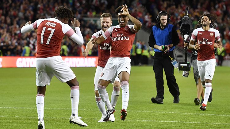 Pemain Arsenal merayakan gol ke gawang Chelsea. Copyright: © Getty Images