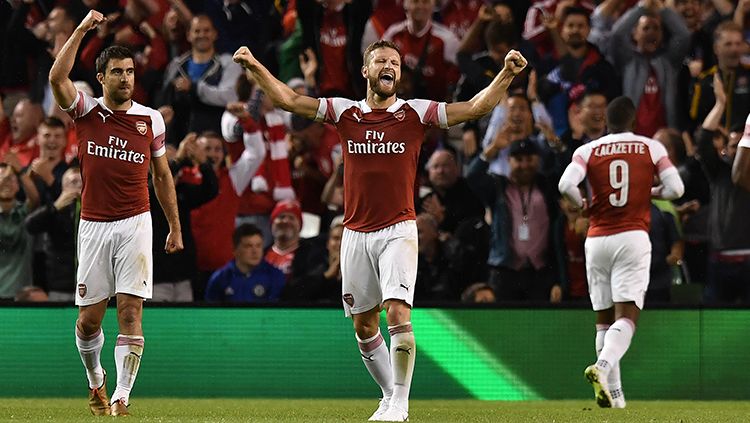 Pemain Arsenal merayakan gol ke gawang Chelsea. Copyright: © Getty Images