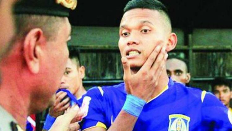 Pemain Persiba Balikpapan, Ikhfanul Alam, dipukul oleh tim medis lawan. Copyright: &copy; Bobotoh.id