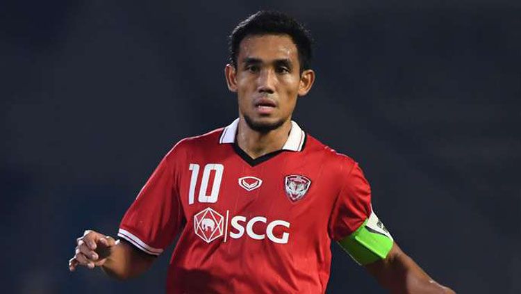 Striker Timnas Thailand, Teerasil Dangda dan Adisak Kraisorn, dilaporkan mengalami cedera dan membutuhkan waktu lama untuk pulih. Copyright: © Give Me Sports