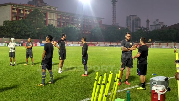 Pelatih Bhayangkara FC, Paul Munster fokus untuk membenahi fisik para pemain karena sudah lama tidak berlatih dan bertanding di Liga 1 2020 karena virus corona. Copyright: © Petrus Manus Da' Yerimon/INDOSPORT