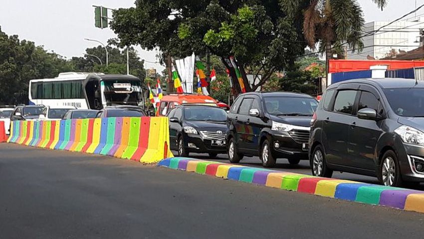 Separator jalan dicat warna-warni di kawasan TMII, Jakarta Timur, Minggu (29/7/2018). Pemprov DKI melakukan pengecetan untuk menyambut Asian Games 2018. Copyright: © megapolitan