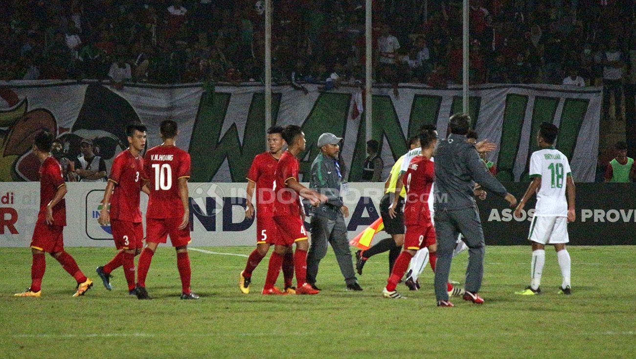 Pelatih Indonesia U-16, Fakhri Husaini masuk ke lapangan. Copyright: © Fitra Herdian/Indosport.com