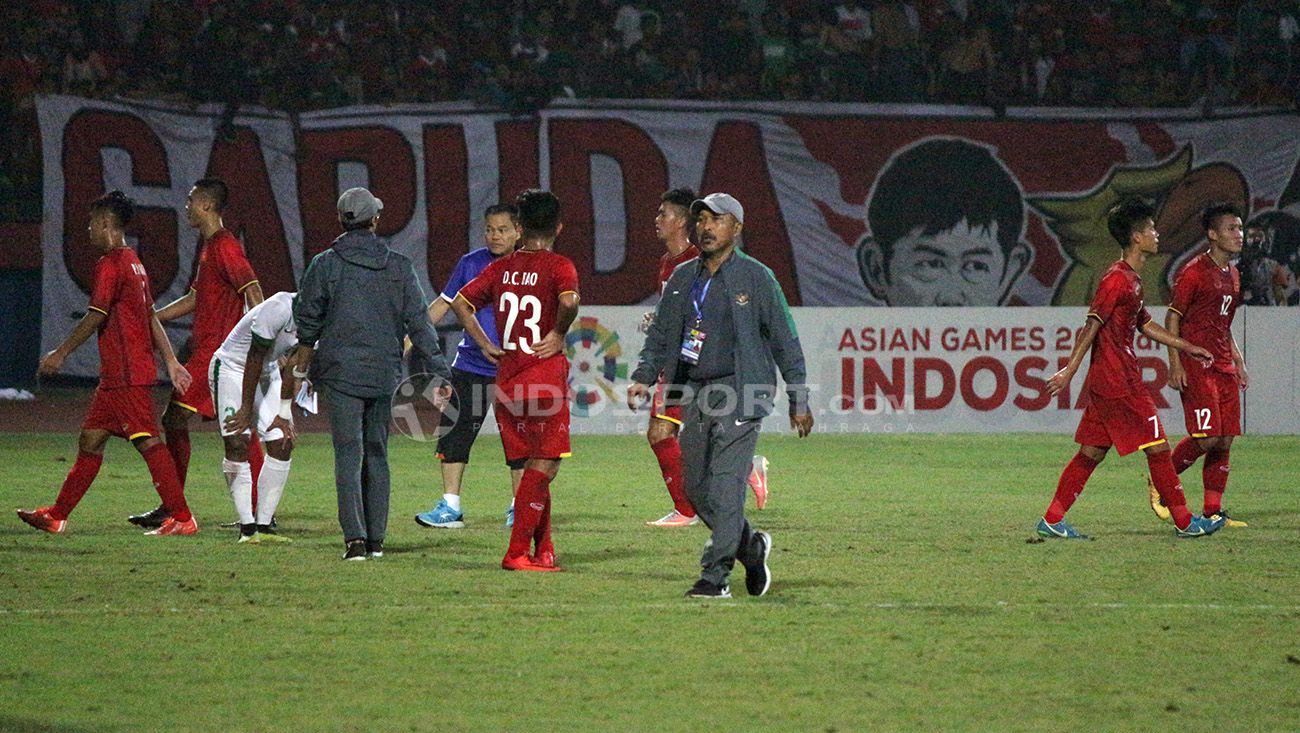 Pelatih Indonesia U-16, Fakhri Husaini kembali ke bench usai gesekan antar pemain selesai. Copyright: © Fitra Herdian/Indosport.com