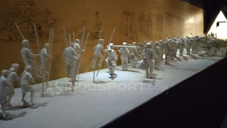 Diorama permainan enggrang dan permainan tradisional lainnya. Copyright: © Abdurrahman Ranala/INDOSPORT