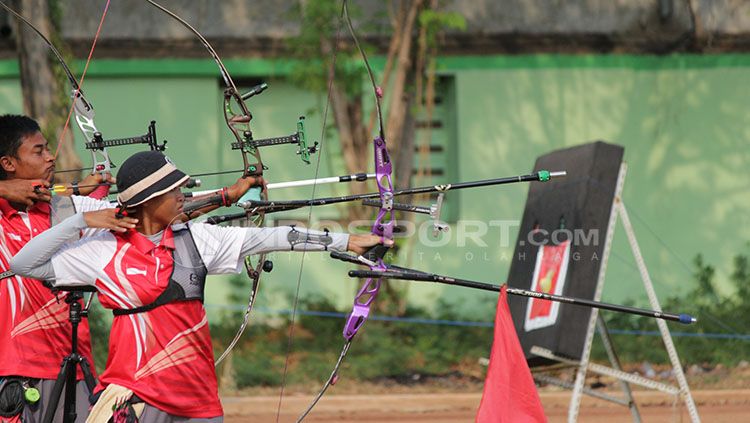 Atlet panahan saat latihan tengah fokus membidik sasaran. Copyright: © Fitra Herdian/INDOSPORT