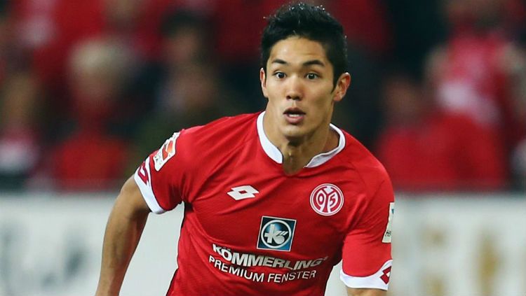 Tiga tahun yang lalu, tepatnya tanggal 13 Mei, seorang bintang asal Jepang, Yoshinori Muto, menggemparkan sepak bola Bundesliga lewat gol sundulan. Copyright: © Mirror