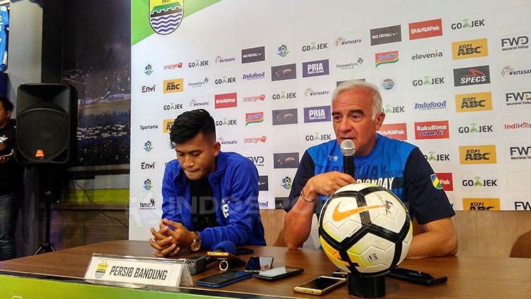 Persib Bandung, Mario Gomez ditemani pemainnya Indra Mustafa saat konfrensi pers di Graha Persib, Jalan Sulanjana, Kota Bandung. Copyright: © Arif Rahman/INDOSPORT