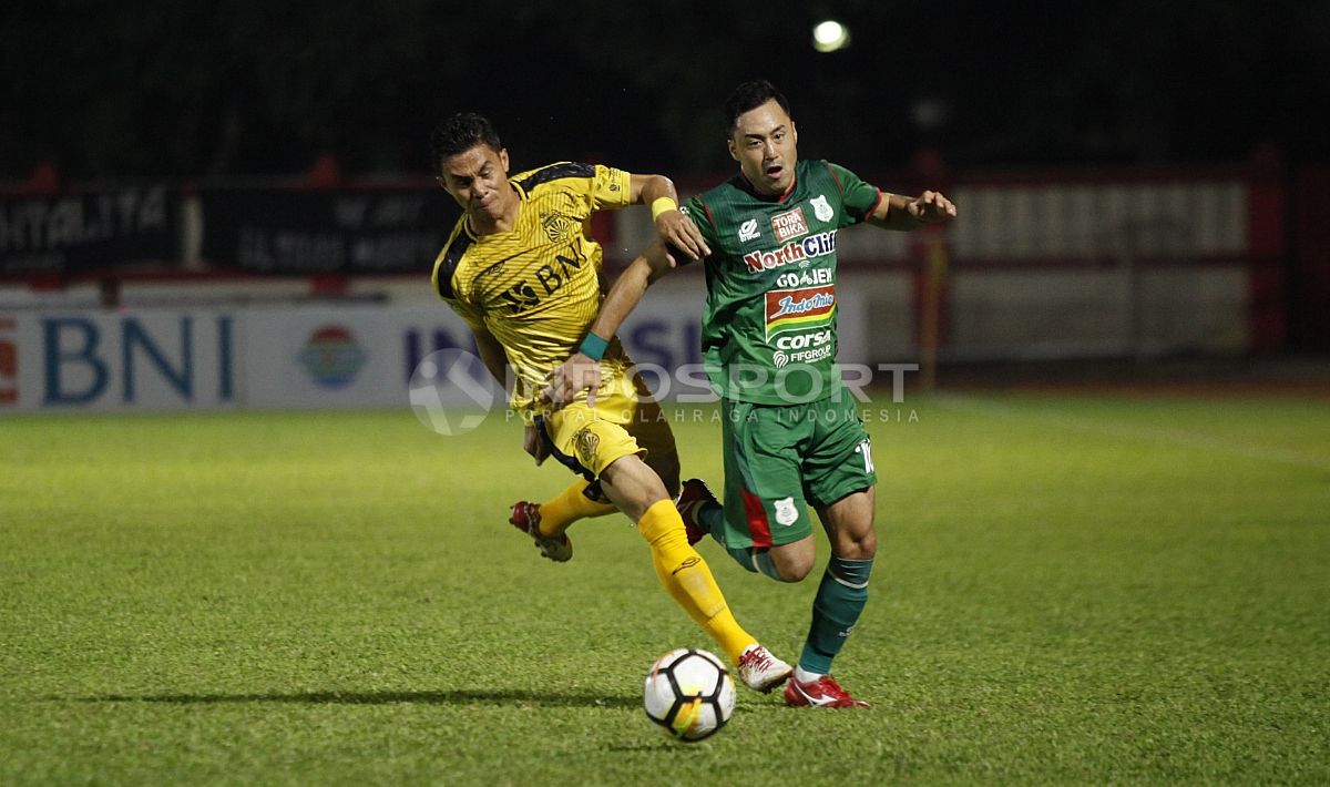 Shohei Matsunaga (kanan) duel untuk mendapatkan bola dari pemain Bhayangkara FC. Copyright: © Herry Ibrahim/INDOSPORT