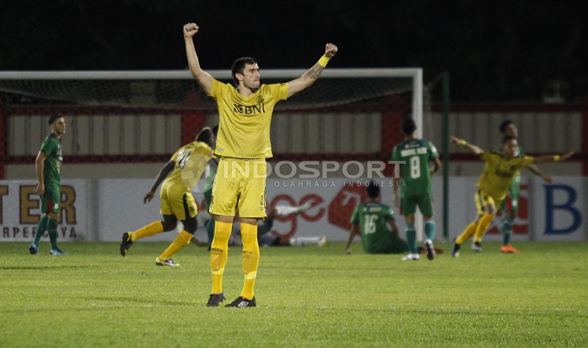 Vladimir Vujovic melakukan selebrasi. Copyright: © Herry Ibrahim/INDOSPORT