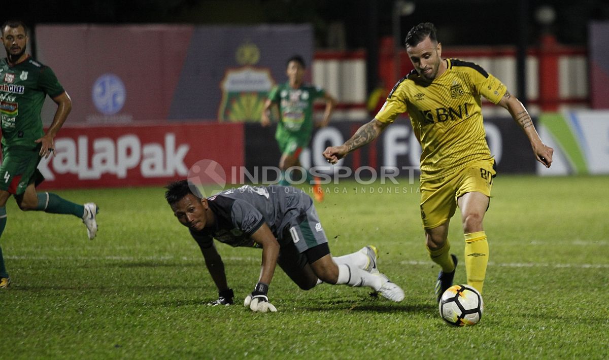 Paulo Sergio mengeksekusi bola ke arah gawang PSMS Medan. Copyright: © Herry Ibrahim/INDOSPORT