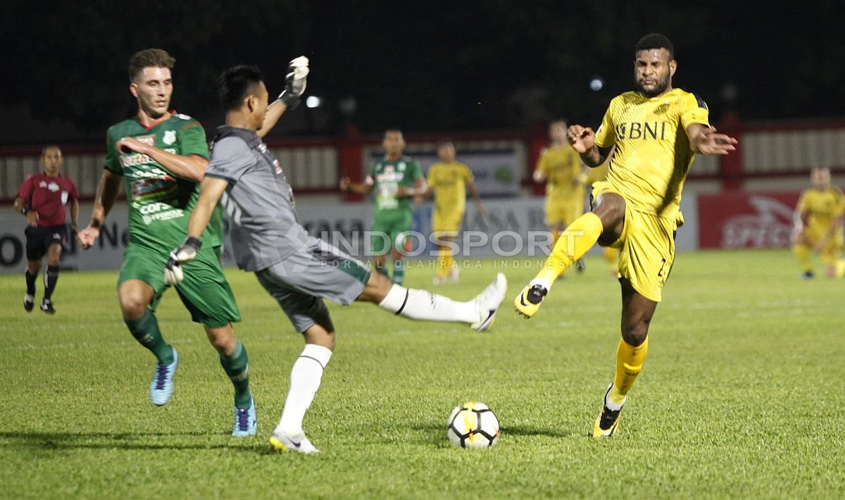 Vendry Mofu menghalau tendangan bola dari Wahyu Tri. Copyright: © Herry Ibrahim/INDOSPORT