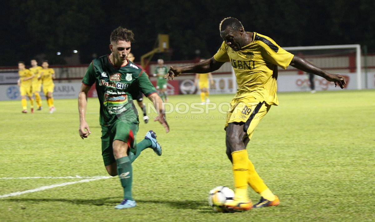 Dzumafo berhasil melewati pemain PSMS Medan. Copyright: © Herry Ibrahim/INDOSPORT