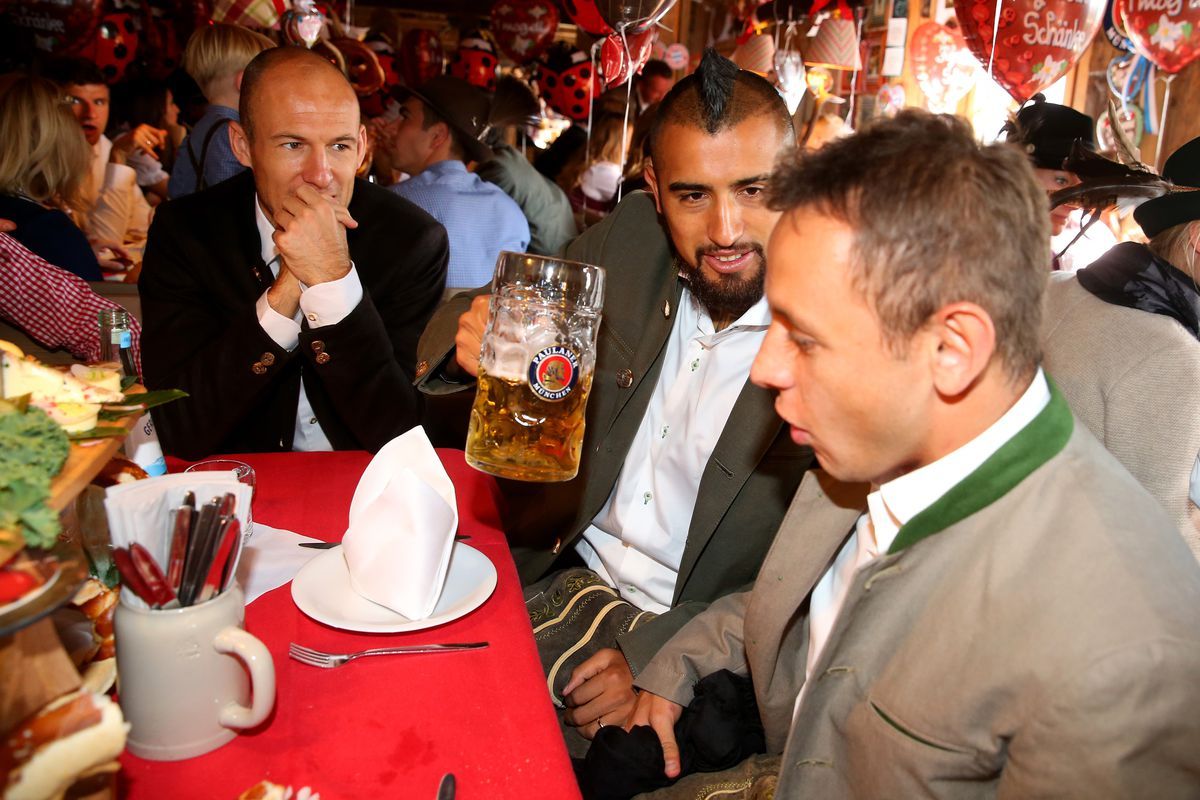 Arturo Vidal dalam sebuah pesta bersama penggawa Bayern Munchen Copyright: © Bavarian Football
