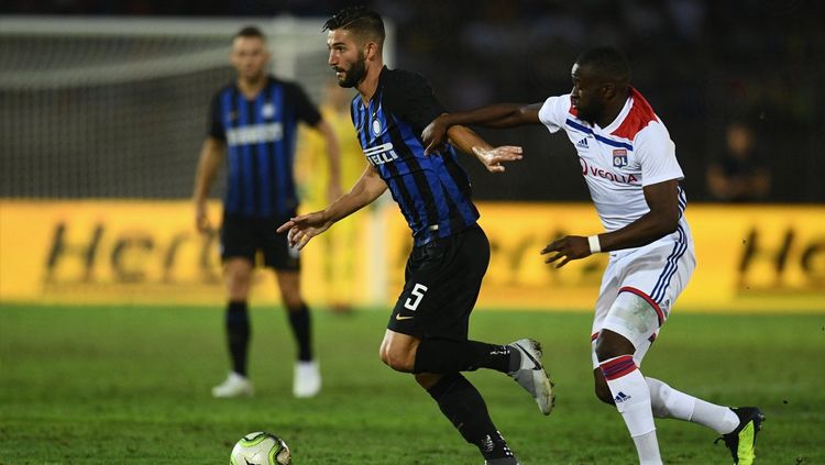 Perebutan bola antara pemain Inter Milan vs Lyon Copyright: © Getty Images