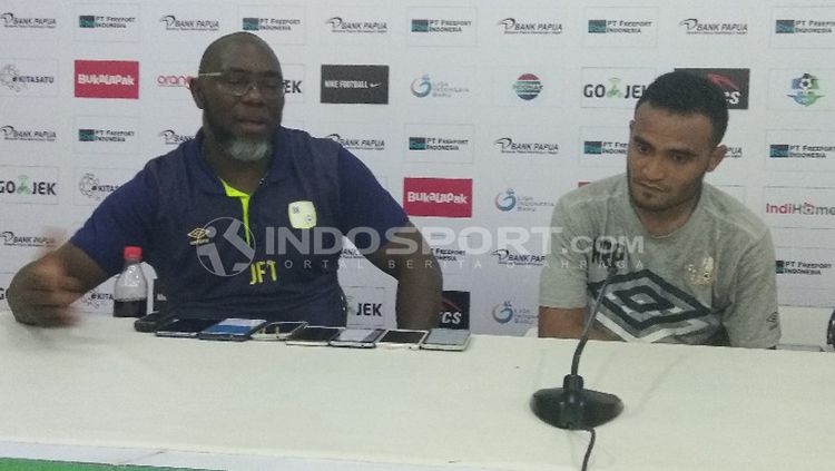 Pelatih Barito Putera, Jacksen F. Tiago bersama Rizky Pora di sesi konferensi pers. Copyright: © Sudkarwo/INDOSPORT